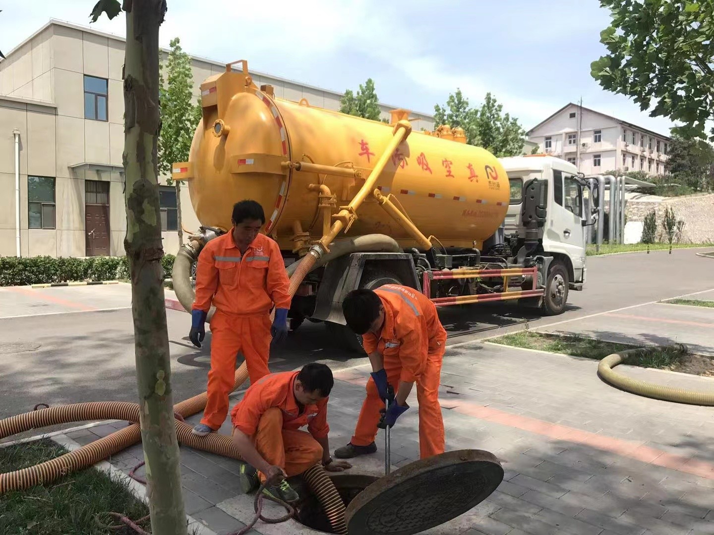 雁峰管道疏通车停在窨井附近