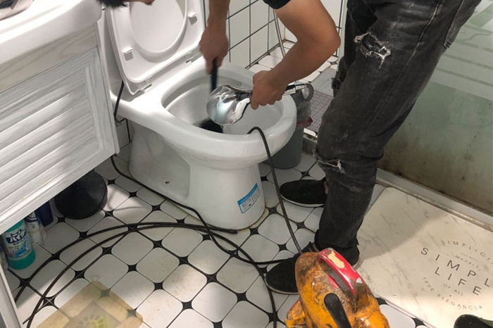 雁峰马桶堵塞自己疏通还是找师傅？专业上门服务让你省时更省心